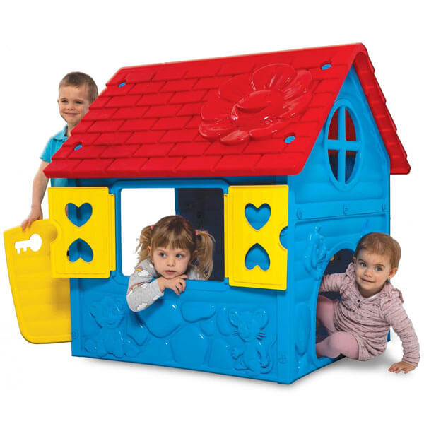 kucica za dvoriste plava sa žutim prozorima i crvenim krovom i troje dece