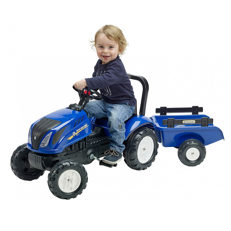 traktor za decu na pedale plavi sa dečakom na njemu koji upravlja volanom dečijeg traktora i okreće pedale