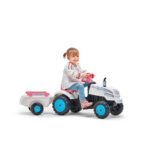 Traktor sa prikolicom 2042ab na pedale rozi i devojčica koja vozi traktor