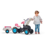 Traktor sa prikolicom 2042ab na pedale i devojčica koja otvara haubu traktora