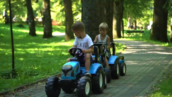 Traktori na pedale Landini Falk 3010ab sa prikolicom u parku i deca koja ih voze