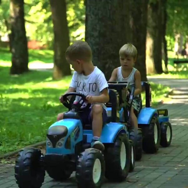 Traktori na pedale Landini Falk 3010ab sa prikolicom u parku i deca koja ih voze