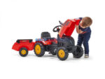Traktor na pedale sa prikolicom Falk 2046ab crveni i dečak koji otvara haubu