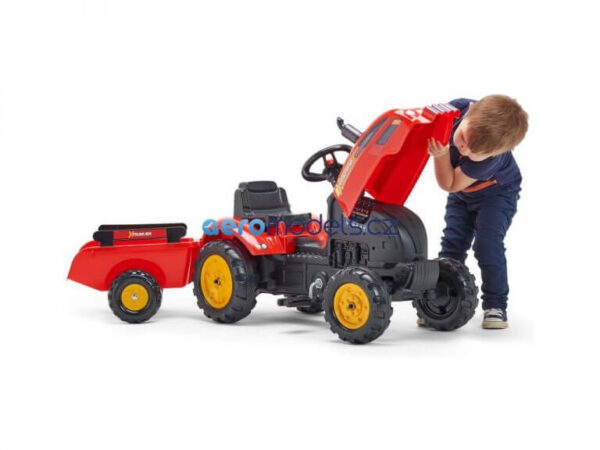 Traktor na pedale sa prikolicom Falk 2046ab crveni i dečak koji otvara haubu
