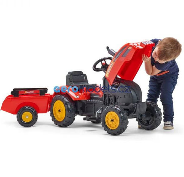 Traktor na pedale sa prikolicom Falk 2046ab crveni i dečak koji otvara haubu
