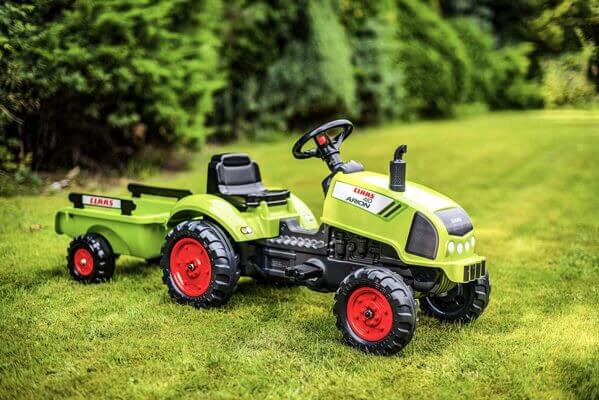 Traktor Claas Arion 2041c sa prikolicom zeleni na livadi