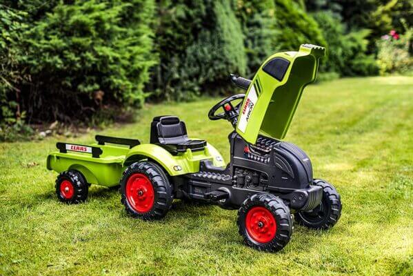 Traktor Claas Arion 2041c sa prikolicom i podignutom haubom na travi