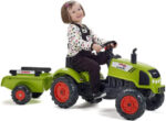 Traktor Claas Arion 2041c sa prikolicom zeleni sa devojčicom na beloj pozadini