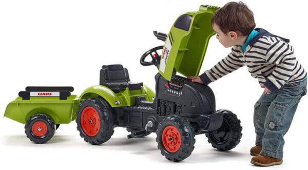 Traktor Claas Arion 2041c zeleni sa otvorenom haubom i dečakom koji ga popravlja