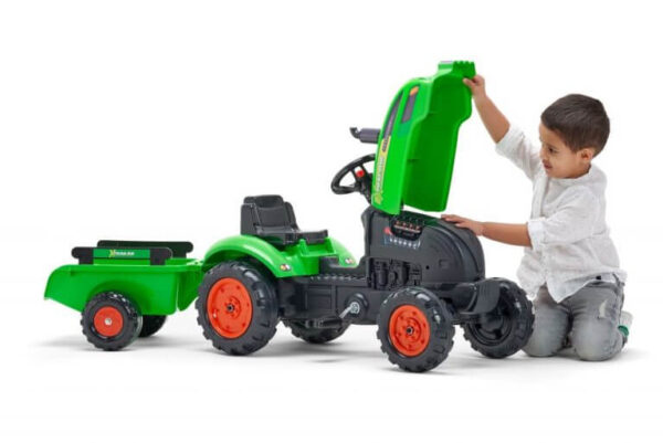 Traktor na pedale zeleni 2048ab sa dečakom koji otvara haubu