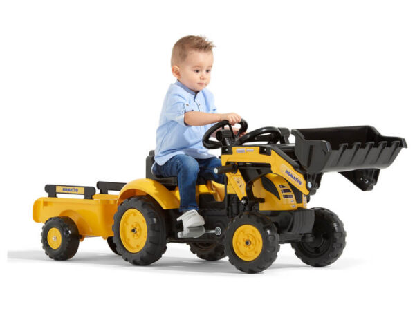 Traktor sa kašikom i prikolicom 2076M žuti sa dečakom koji upravlja volanom