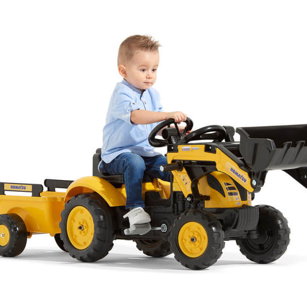 Traktor sa kašikom i prikolicom 2076M žuti sa dečakom koji upravlja volanom