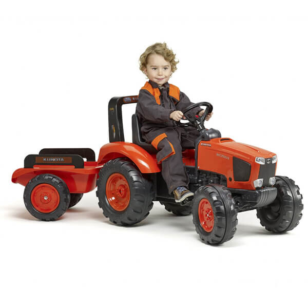 Traktor sa prikolicom Kubota 2065ab na pedale sa dečakom koji vozi