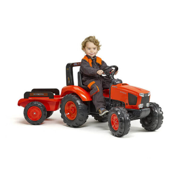 Traktor sa prikolicom Kubota 2060ab crveni sa dečakom na beloj pozadini
