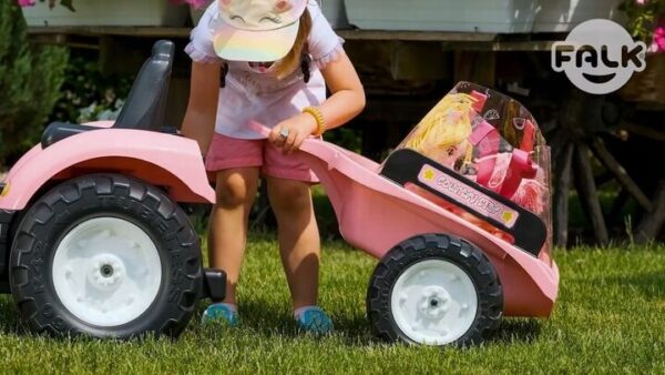 Traktor za devojčice sa prikolicom 1058AB rozi i devojčica koja pokušava da zakači prikolicu