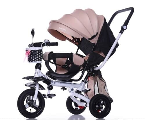 tricikl za bebe krem sa rotacijom sedišta i obaranjem u ležeći položaj sa belim ramom i ukrasnom korpom na kormanu