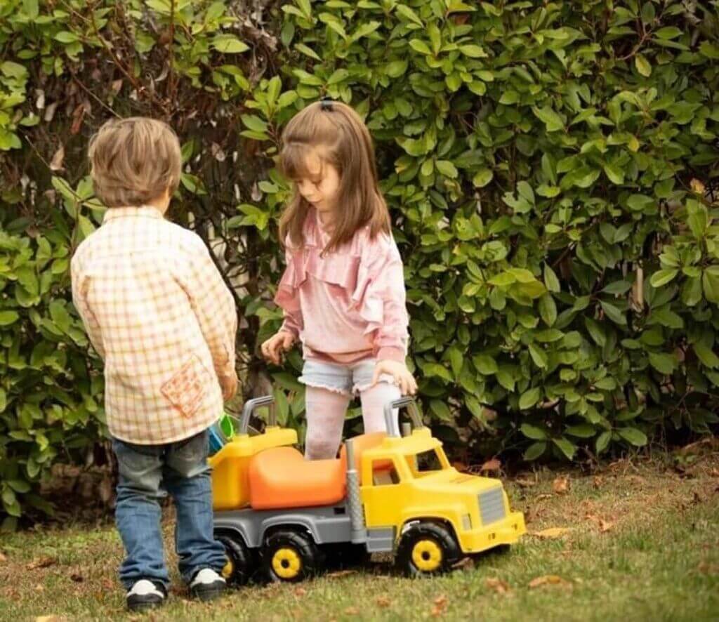 kamion-guralica-supergigant-007889-slika-5 Kamion guralica za decu 007889 sa žutom prikolicom za kipovanje