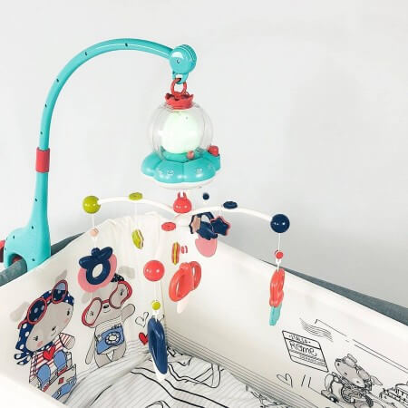 Muzička vrteška All in One mint boje sa muzičkom kutijom , sobnom lampom i visećim igračkicama