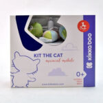 Muzička vrteška za krevetac Kit the Cat sa muzičkom kutijom na navijanje i visećim igračkama