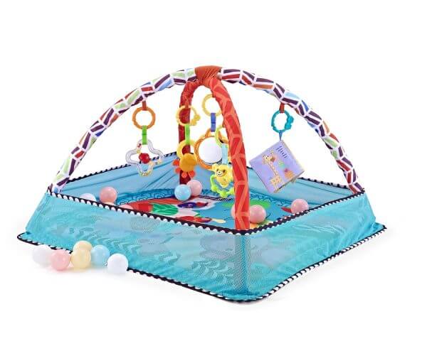 Podloga za gimnastiku za bebe plave boje, sa mrežnim stranicama i šarenim lukom sa kojeg vise igračkice