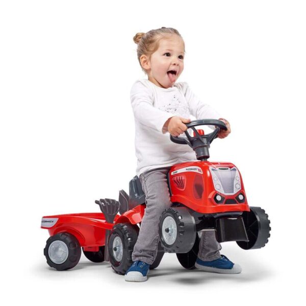 Traktor guralica za decu 220c sa prikolicom crvene boje i crnom lopaticom i grabuljicom