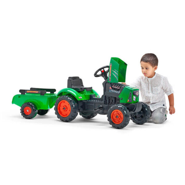 Traktor na pedale zeleni Falk 2031ab sa prikolicom i dečakom koji otvara haubu