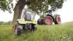 Traktor na pedale Claas 1040 sa velikim traktorom na livadi