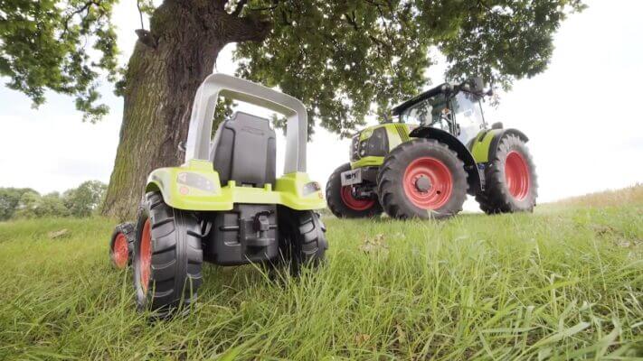 traktor-na-pedale-claas-1040-3 Traktor na pedale Claas 1040 sa velikim traktorom na livadi
