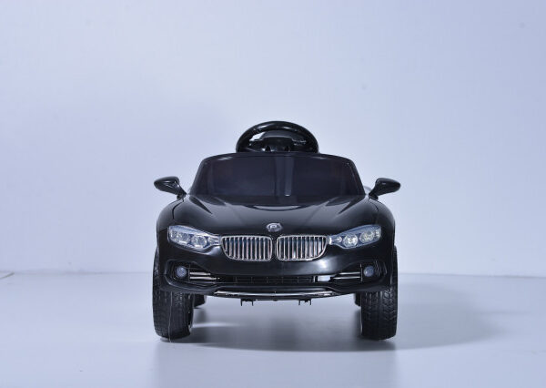 auto na akumulator bmw crni slikan sa prednje strane