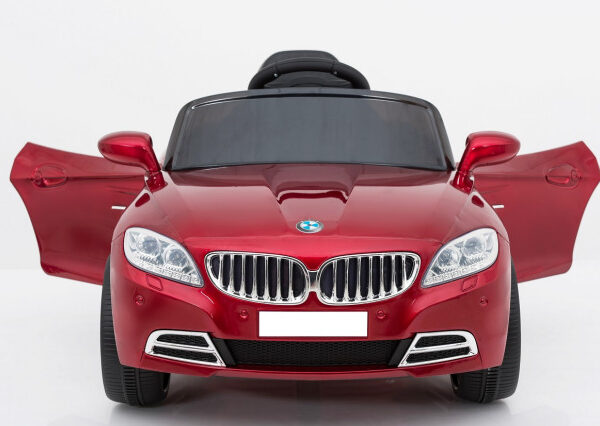 auto bmw crveni sa srebrnim felnama sa otvorenim vratima slikan sa prednje strane