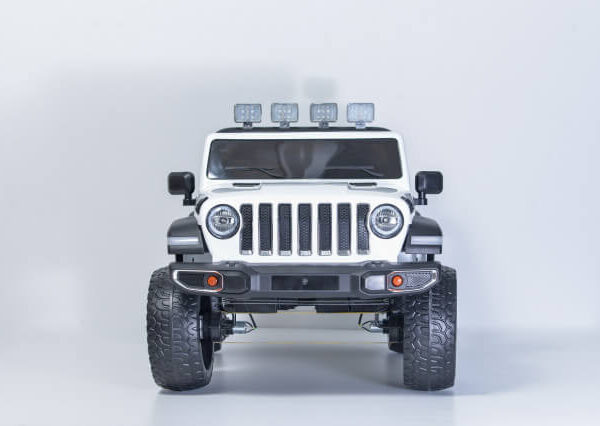 Big Jeep na akumulator 4x4 sa kožnim sedištem i mekim gumama beli slikan sa prednje strane