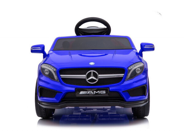 auto na akumulator mercedes gla 45 plavi sa originalnim znakom mercedesa slikan sa prednje strane