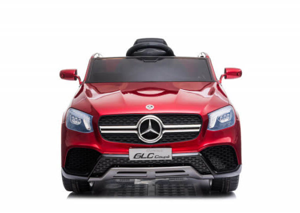 Mercedes GLC Coupe Licencirani crveni sa mekim gumama i kožnim sedištem i originalnim znakom mercedesa slikan sa prednje strane