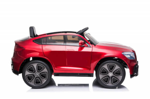 Mercedes GLC Coupe Licencirani crveni sa mekim gumama i kožnim sedištem i originalnim znakom mercedesa slikan sa strane