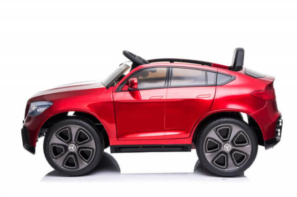 Mercedes GLC Coupe Licencirani crveni sa mekim gumama i kožnim sedištem i originalnim znakom mercedesa slikan sa strane