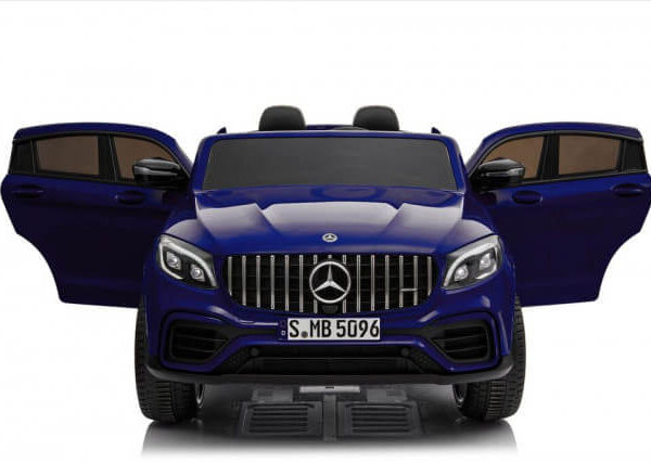 Mercedes GLC S AMG 4x4 Plavi Licencirani Dvosed na akumulator sa kožnim sedištima i mekim gumama sa otvorenim vratima slikan sa prednje strane