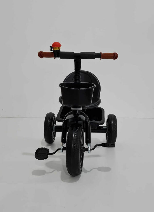 Tricikl na pedale bez tende crni prikazan sa prednje strane