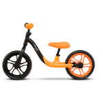 Bicikli bez pedala Alex crno-narandžaste boje za decu na dva točka sa podesivim sedištem i podesivim kormanom, prikazan bočno