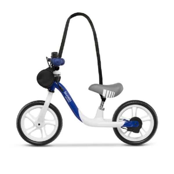 Bicikli bez pedala Arie za decu plave boje na dva točka sa ručnom kočnicom, torbicom za sitnice, prikazan sa pojasom za prenošenje