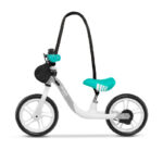 Balans bicikl Arie za decu sivo-mint boje na dva točka sa ručnom kočnicom i torbicom na kormanu, prikazan za postavljenim pojasem za prenos