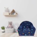 fotelja za decu sa dezenom planeta plava slikana u dečijoj sobi