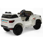 Dzipovi za decu Sport Coupe bele boje, prikazan otpozadi sa otvorenim vratima