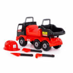 Kamion guralica 057082 za decu sa prikolicom za kipovanje, šlemom, dve lopate i grabuljom, prikazan otpozadi