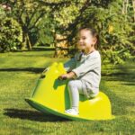 Klackalica za bebe Monster zelene boje u obliku čudovišta sa rukohvatima na prednjem delu