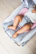 Ležaljke za bebe Luis do 9kg roze boje sa muzikom i vibracijama i podesivim naslonom sa prikazom bebinih nogu