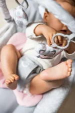 Ležaljka za bebe Luis do 9kg sa muzikom i vibracijom MoMi roze, 7181 - Slika 7