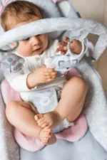 Ležaljke za bebe Luis do 9kg roze boje sa muzikom i vibracijama i podesivim naslonom sa prikazom bebe koja hvata igračkicu sa luka