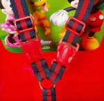Ljuljaška za decu Mickey Mouse crveno-zelene boje sa pojasom za vezivanje i užetom za montažu, sa prikazom pojasa za vezivanje u krupnom planu