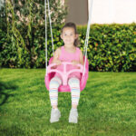 Ljuljaška za decu Unicorn pink boje sa sigurnosnom prečkom, pojasom za vezivanje i kanapom za montažu, prikazana postavljena na konstrukciji