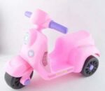 Motor guralica Vespa roze boje za devojčice izgleda prave Vespe